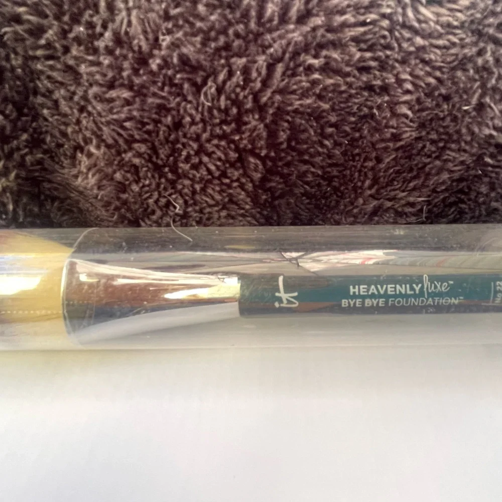 IT Cosmetics Heavenly Luxe Bye Bye Foundation Brush #22 - Picture 5 of 7